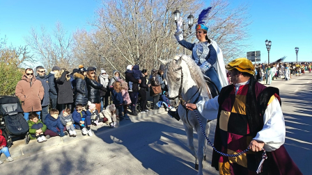Llegada del Heraldo Real a Tudela por el puente del Ebro, seguido de los Reyes Magos