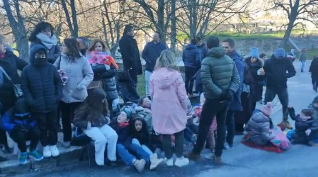 Con una hora de antelación, los aledaños del Portal de Francia, que habrán de franquear los Magos venidos de Oriente, comienzan a llenarse de personas mayores y menores. Suenan villancicos por altavoces