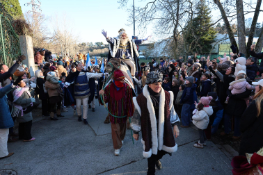 Multitudinario recibimiento a SS MM los Reyes Magos de Oriente en el Portal de Francia durante la llegada de la comitiva a Pamplona