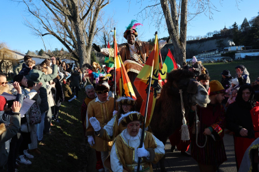 Multitudinario recibimiento a SS MM los Reyes Magos de Oriente en el Portal de Francia durante la llegada de la comitiva a Pamplona
