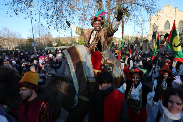 Multitudinario recibimiento a SS MM los Reyes Magos de Oriente en el Portal de Francia durante la llegada de la comitiva a Pamplona