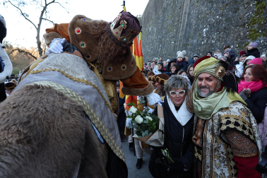 Multitudinario recibimiento a SS MM los Reyes Magos de Oriente en el Portal de Francia durante la llegada de la comitiva a Pamplona