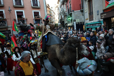 Multitudinario recibimiento a SS MM los Reyes Magos de Oriente en el Portal de Francia durante la llegada de la comitiva a Pamplona