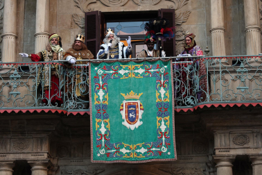 Multitudinario recibimiento a SS MM los Reyes Magos de Oriente en el Portal de Francia durante la llegada de la comitiva a Pamplona