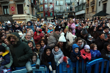 Multitudinario recibimiento a SS MM los Reyes Magos de Oriente en el Portal de Francia durante la llegada de la comitiva a Pamplona