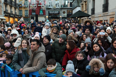 Multitudinario recibimiento a SS MM los Reyes Magos de Oriente en el Portal de Francia durante la llegada de la comitiva a Pamplona