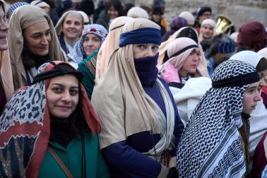 Multitudinario recibimiento a los Reyes Magos de Oriente a su entrada en Pamplona, con la comitiva recorriendo el Casco Viejo y la posterior visita al Ayuntamiento de Pamplona