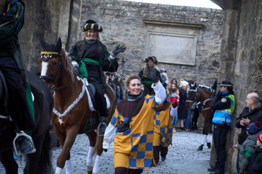 Multitudinario recibimiento a los Reyes Magos de Oriente a su entrada en Pamplona, con la comitiva recorriendo el Casco Viejo y la posterior visita al Ayuntamiento de Pamplona
