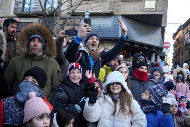 Multitudinario recibimiento a los Reyes Magos de Oriente a su entrada en Pamplona, con la comitiva recorriendo el Casco Viejo y la posterior visita al Ayuntamiento de Pamplona
