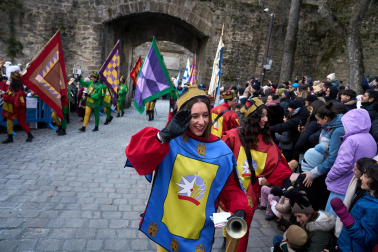 Multitudinario recibimiento a los Reyes Magos de Oriente a su entrada en Pamplona, con la comitiva recorriendo el Casco Viejo y la posterior visita al Ayuntamiento de Pamplona