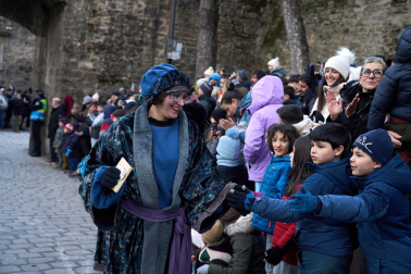 Multitudinario recibimiento a los Reyes Magos de Oriente a su entrada en Pamplona, con la comitiva recorriendo el Casco Viejo y la posterior visita al Ayuntamiento de Pamplona
