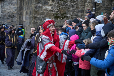 Multitudinario recibimiento a los Reyes Magos de Oriente a su entrada en Pamplona, con la comitiva recorriendo el Casco Viejo y la posterior visita al Ayuntamiento de Pamplona