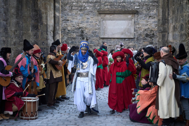 Multitudinario recibimiento a los Reyes Magos de Oriente a su entrada en Pamplona, con la comitiva recorriendo el Casco Viejo y la posterior visita al Ayuntamiento de Pamplona