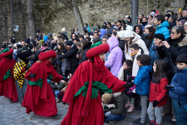 Multitudinario recibimiento a los Reyes Magos de Oriente a su entrada en Pamplona, con la comitiva recorriendo el Casco Viejo y la posterior visita al Ayuntamiento de Pamplona