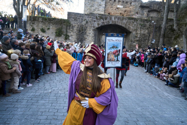 Multitudinario recibimiento a los Reyes Magos de Oriente a su entrada en Pamplona, con la comitiva recorriendo el Casco Viejo y la posterior visita al Ayuntamiento de Pamplona