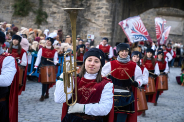 Multitudinario recibimiento a los Reyes Magos de Oriente a su entrada en Pamplona, con la comitiva recorriendo el Casco Viejo y la posterior visita al Ayuntamiento de Pamplona