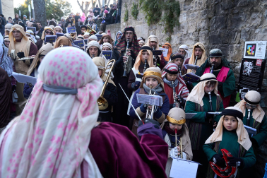 Multitudinario recibimiento a los Reyes Magos de Oriente a su entrada en Pamplona, con la comitiva recorriendo el Casco Viejo y la posterior visita al Ayuntamiento de Pamplona