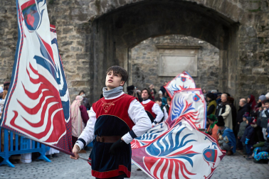 Multitudinario recibimiento a los Reyes Magos de Oriente a su entrada en Pamplona, con la comitiva recorriendo el Casco Viejo y la posterior visita al Ayuntamiento de Pamplona
