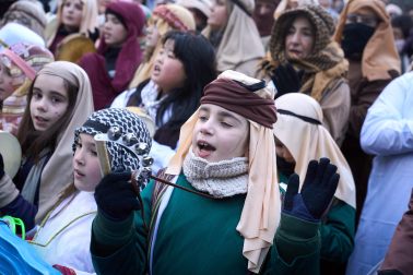 Multitudinario recibimiento a los Reyes Magos de Oriente a su entrada en Pamplona, con la comitiva recorriendo el Casco Viejo y la posterior visita al Ayuntamiento de Pamplona