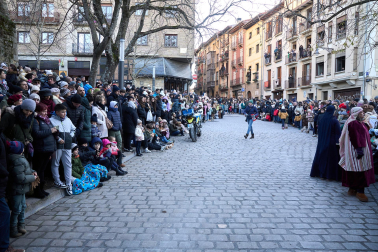 Multitudinario recibimiento a los Reyes Magos de Oriente a su entrada en Pamplona, con la comitiva recorriendo el Casco Viejo y la posterior visita al Ayuntamiento de Pamplona