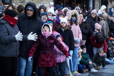 Multitudinario recibimiento a los Reyes Magos de Oriente a su entrada en Pamplona, con la comitiva recorriendo el Casco Viejo y la posterior visita al Ayuntamiento de Pamplona