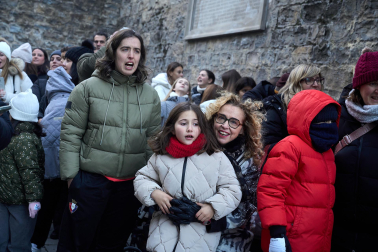 Multitudinario recibimiento a los Reyes Magos de Oriente a su entrada en Pamplona, con la comitiva recorriendo el Casco Viejo y la posterior visita al Ayuntamiento de Pamplona