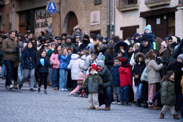 Multitudinario recibimiento a los Reyes Magos de Oriente a su entrada en Pamplona, con la comitiva recorriendo el Casco Viejo y la posterior visita al Ayuntamiento de Pamplona