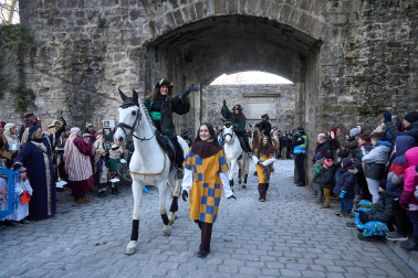 Multitudinario recibimiento a los Reyes Magos de Oriente a su entrada en Pamplona, con la comitiva recorriendo el Casco Viejo y la posterior visita al Ayuntamiento de Pamplona