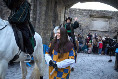 Multitudinario recibimiento a los Reyes Magos de Oriente a su entrada en Pamplona, con la comitiva recorriendo el Casco Viejo y la posterior visita al Ayuntamiento de Pamplona