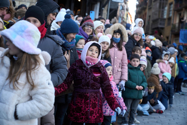 Multitudinario recibimiento a los Reyes Magos de Oriente a su entrada en Pamplona, con la comitiva recorriendo el Casco Viejo y la posterior visita al Ayuntamiento de Pamplona