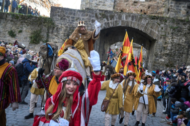 Multitudinario recibimiento a los Reyes Magos de Oriente a su entrada en Pamplona, con la comitiva recorriendo el Casco Viejo y la posterior visita al Ayuntamiento de Pamplona