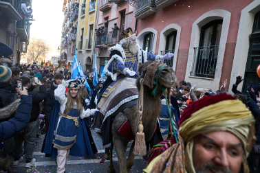 Multitudinario recibimiento a los Reyes Magos de Oriente a su entrada en Pamplona, con la comitiva recorriendo el Casco Viejo y la posterior visita al Ayuntamiento de Pamplona