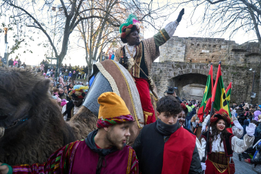 Multitudinario recibimiento a los Reyes Magos de Oriente a su entrada en Pamplona, con la comitiva recorriendo el Casco Viejo y la posterior visita al Ayuntamiento de Pamplona