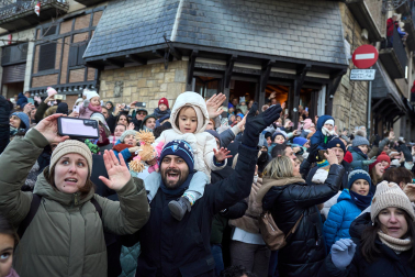 Multitudinario recibimiento a los Reyes Magos de Oriente a su entrada en Pamplona, con la comitiva recorriendo el Casco Viejo y la posterior visita al Ayuntamiento de Pamplona