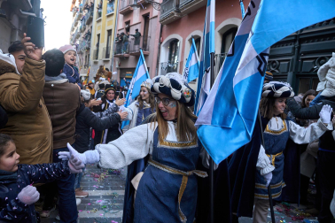 Multitudinario recibimiento a los Reyes Magos de Oriente a su entrada en Pamplona, con la comitiva recorriendo el Casco Viejo y la posterior visita al Ayuntamiento de Pamplona