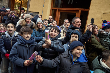 Multitudinario recibimiento a los Reyes Magos de Oriente a su entrada en Pamplona, con la comitiva recorriendo el Casco Viejo y la posterior visita al Ayuntamiento de Pamplona