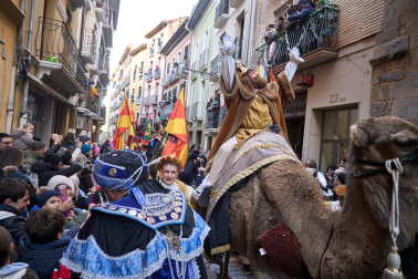Multitudinario recibimiento a los Reyes Magos de Oriente a su entrada en Pamplona, con la comitiva recorriendo el Casco Viejo y la posterior visita al Ayuntamiento de Pamplona