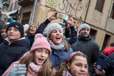 Multitudinario recibimiento a los Reyes Magos de Oriente a su entrada en Pamplona, con la comitiva recorriendo el Casco Viejo y la posterior visita al Ayuntamiento de Pamplona