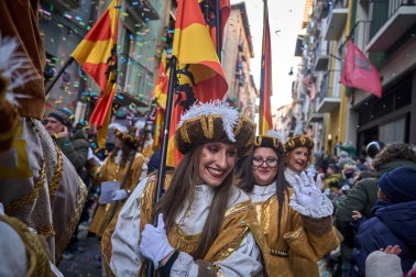 Multitudinario recibimiento a los Reyes Magos de Oriente a su entrada en Pamplona, con la comitiva recorriendo el Casco Viejo y la posterior visita al Ayuntamiento de Pamplona