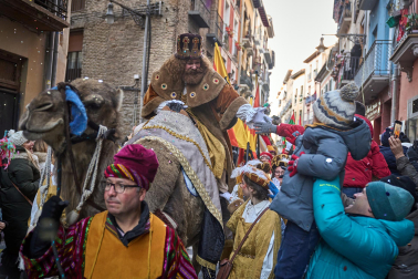 Multitudinario recibimiento a los Reyes Magos de Oriente a su entrada en Pamplona, con la comitiva recorriendo el Casco Viejo y la posterior visita al Ayuntamiento de Pamplona