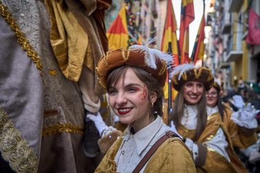 Multitudinario recibimiento a los Reyes Magos de Oriente a su entrada en Pamplona, con la comitiva recorriendo el Casco Viejo y la posterior visita al Ayuntamiento de Pamplona