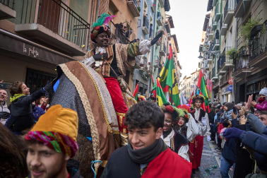 Multitudinario recibimiento a los Reyes Magos de Oriente a su entrada en Pamplona, con la comitiva recorriendo el Casco Viejo y la posterior visita al Ayuntamiento de Pamplona