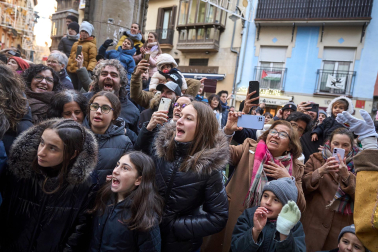 Multitudinario recibimiento a los Reyes Magos de Oriente a su entrada en Pamplona, con la comitiva recorriendo el Casco Viejo y la posterior visita al Ayuntamiento de Pamplona
