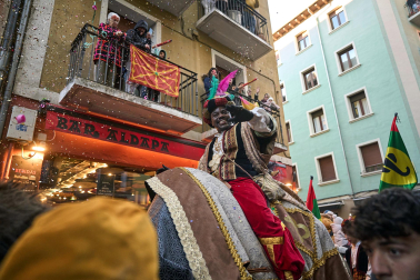 Multitudinario recibimiento a los Reyes Magos de Oriente a su entrada en Pamplona, con la comitiva recorriendo el Casco Viejo y la posterior visita al Ayuntamiento de Pamplona