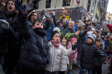 Multitudinario recibimiento a los Reyes Magos de Oriente a su entrada en Pamplona, con la comitiva recorriendo el Casco Viejo y la posterior visita al Ayuntamiento de Pamplona