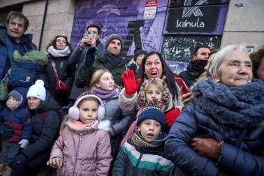 Multitudinario recibimiento a los Reyes Magos de Oriente a su entrada en Pamplona, con la comitiva recorriendo el Casco Viejo y la posterior visita al Ayuntamiento de Pamplona