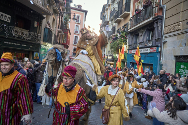 Multitudinario recibimiento a los Reyes Magos de Oriente a su entrada en Pamplona, con la comitiva recorriendo el Casco Viejo y la posterior visita al Ayuntamiento de Pamplona