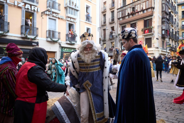 Multitudinario recibimiento a los Reyes Magos de Oriente a su entrada en Pamplona, con la comitiva recorriendo el Casco Viejo y la posterior visita al Ayuntamiento de Pamplona
