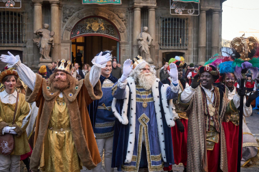 Multitudinario recibimiento a los Reyes Magos de Oriente a su entrada en Pamplona, con la comitiva recorriendo el Casco Viejo y la posterior visita al Ayuntamiento de Pamplona