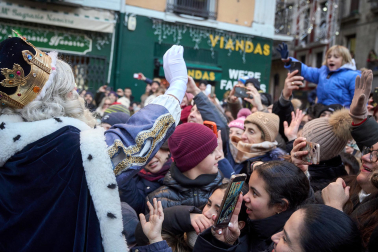Multitudinario recibimiento a los Reyes Magos de Oriente a su entrada en Pamplona, con la comitiva recorriendo el Casco Viejo y la posterior visita al Ayuntamiento de Pamplona